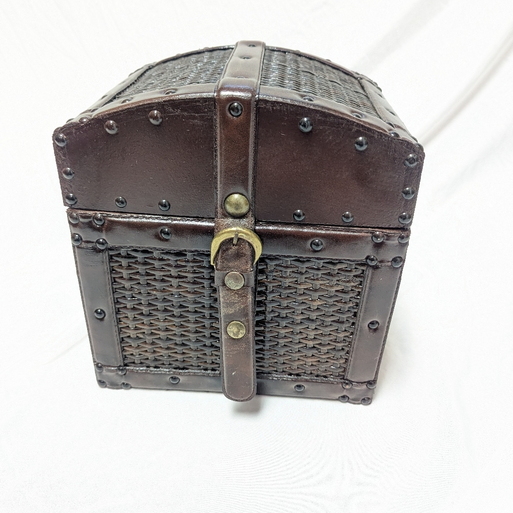 Vtg 80s Hinged Wicker Riveted Wooden Box Med 10x9x11  Dome Lid Snap Closure READ